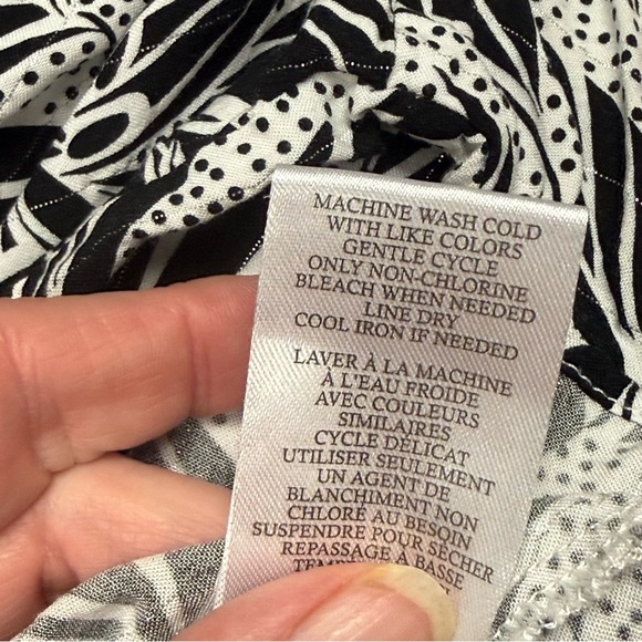 Como Blu 1X Black White Tropical Leaf Print Blouse V Neck Casual Summer Top - Picture 8 of 9